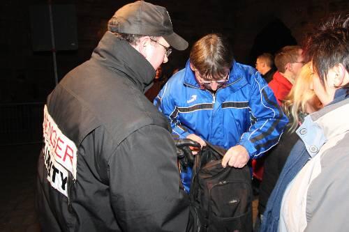 Security kontrollierte, was die Besucher der Burgfreiung dabeihatten.
