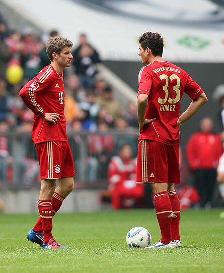 THOMAS MÜLLER: Großes, schlankes Müller als Freigeist mit guten Ideen, etwa dem hohen Anspiel auf Gomez (36.). Ansonsten Abteilung Pferdelunge, viel, viel Laufarbeit. Muss auch einer machen. NOTE: 4