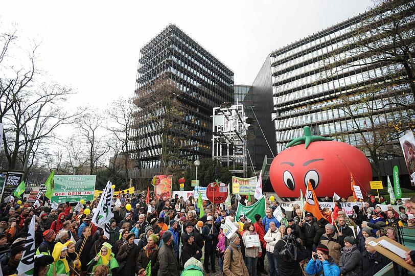 Unter dem Motto &bdquo;Wir blasen Euch den Marsch&ldquo; sind mehrere hundert Münchner zum Europäischen Patentamt (EPA) gezogen.