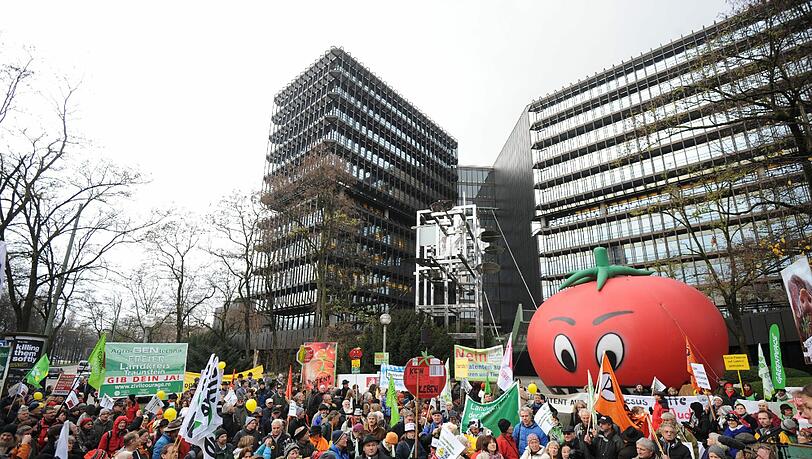 Unter dem Motto „Wir blasen Euch den Marsch“ sind mehrere hundert Münchner zum Europäischen Patentamt (EPA) gezogen. Unter dem Motto „Wir blasen Euch den Marsch“ sind mehrere hundert Münchner zum Europäischen Patentamt (EPA) gezogen.