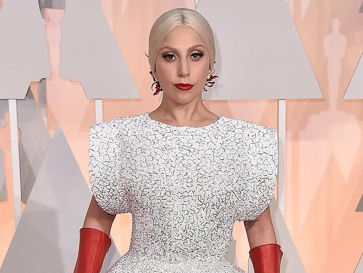 Lady Gaga ist ganz im Liebes-Rausch und tauscht bei Twitter Nettigkeiten mit Taylor Swift aus