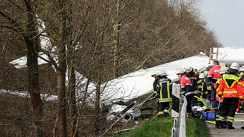 Sportflugzeug neben Autobahn A28 bei Oldenburg abgestürzt