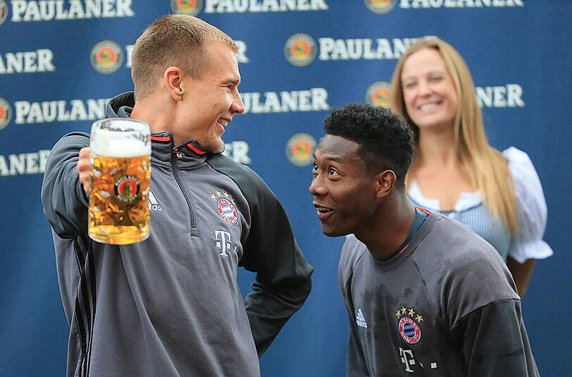 Holger Badstuber (l.) und David Alaba beim Maßkrugstemmen.