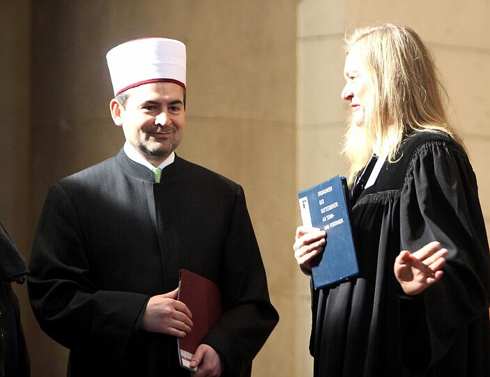 Idriz mit Pfarrerin Beate Frankenberger.