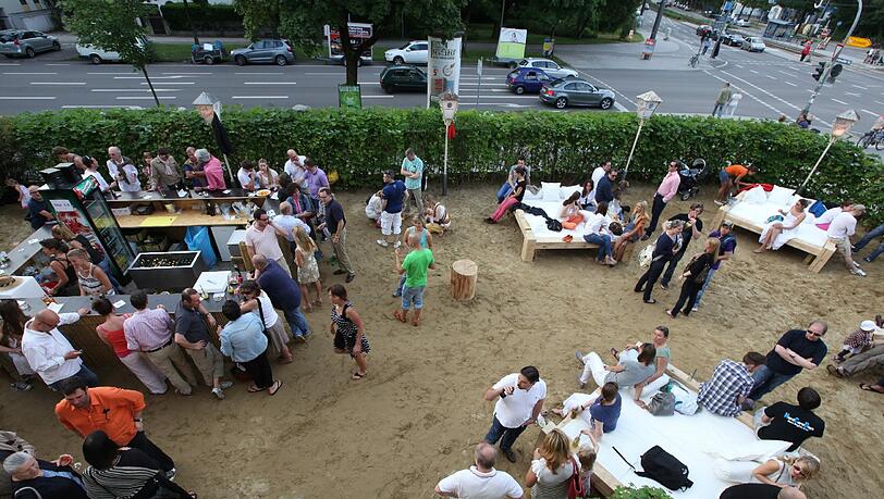 Eröffnungsfeier: die Beach-Bar in einer gastronomisch eher unbelebten Gegend.
