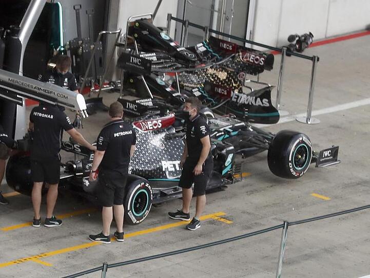Mercedes-Techniker arbeiten in Spielberg am Auto von Lewis Hamilton.