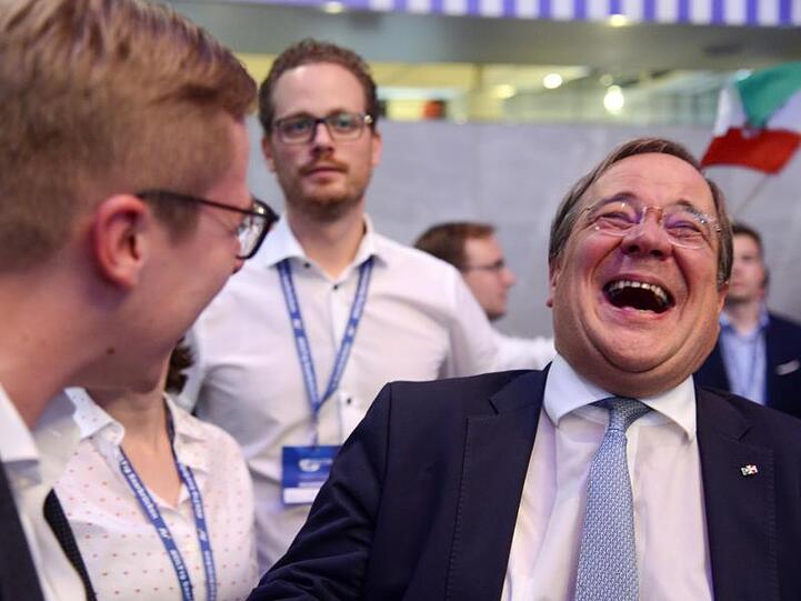 Herzhaft lacht der nordrhein-westfälische Ministerpräsident Armin Laschet im Gespräch mit dem CDU-Bundestagsabgeordneten Philipp Amthor.