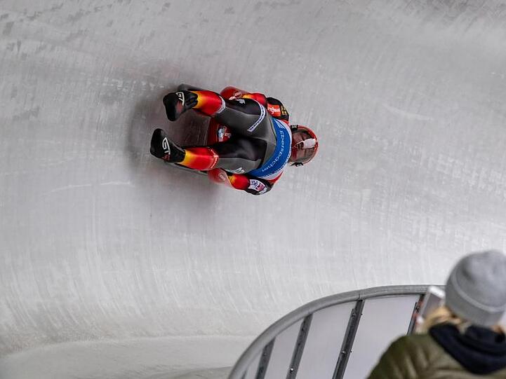 Felix Loch rast durch die Kurve 12 im Eiskanal.