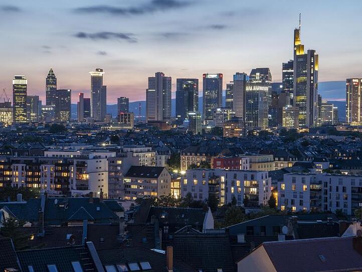 Die Bankentürme der Frankfurter Innenstadt kurz nach Einbruch der Dunkelheit.