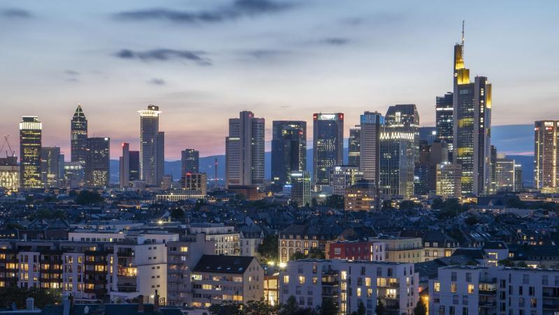 Die Bankentürme der Frankfurter Innenstadt kurz nach Einbruch der Dunkelheit. Die Bankentürme der Frankfurter Innenstadt kurz nach Einbruch der Dunkelheit.
