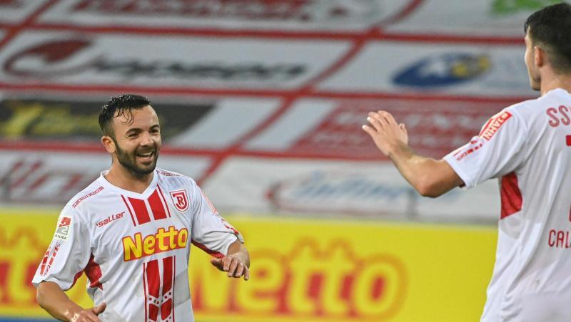 Albion Vrenezi von Regensburg (l) jubelt nach seinem Treffer zum 3:0.