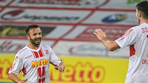 Albion Vrenezi von Regensburg (l) jubelt nach seinem Treffer zum 3:0.