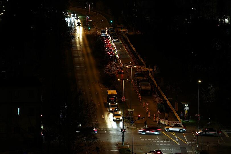 Feierabend-Verkehr auf der Marsstraße - auch hier mit Baustelle.