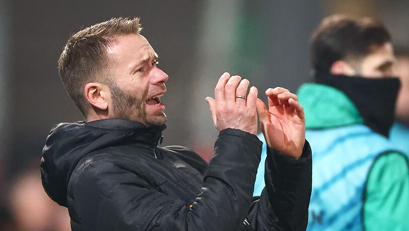 Regensburgs Trainer Andreas Patz muss ein Spiel zuschauen.