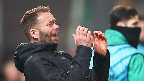 Regensburgs Trainer Andreas Patz muss ein Spiel zuschauen.