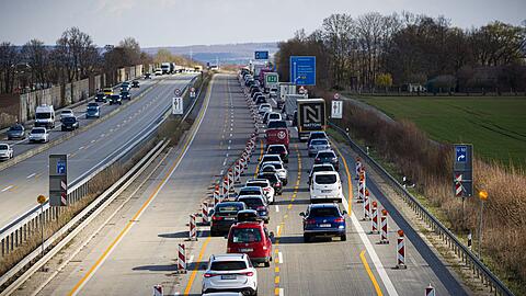 Reiseverkehr, Berufsverkehr und dann noch Baustellen auf der Autobahn - eine stauanf&auml;llige Kombination. (Archivbild)