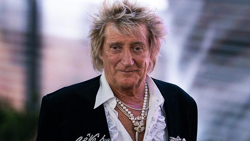 Ausgerechnet seine Fu&szlig;ball-Begeisterung sorgt daf&uuml;r, dass viele Fans gerade sauer auf Rod Stewart sind.