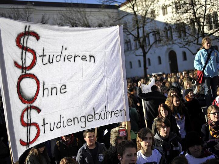 Protestierende Srtudenten vor dem Hauptgebäude der Münchner Uni