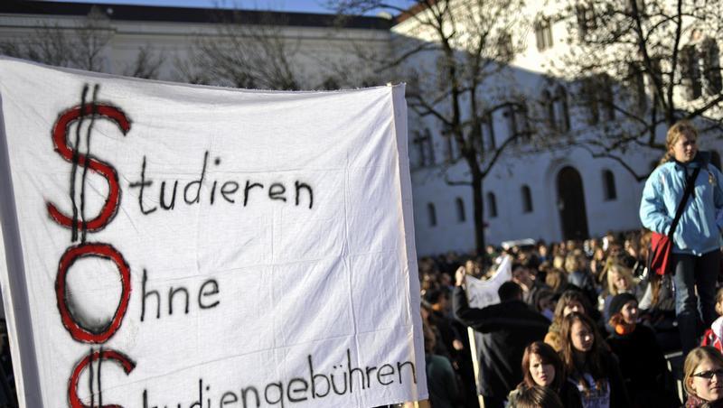 Protestierende Srtudenten vor dem Hauptgebäude der Münchner Uni Protestierende Srtudenten vor dem Hauptgebäude der Münchner Uni