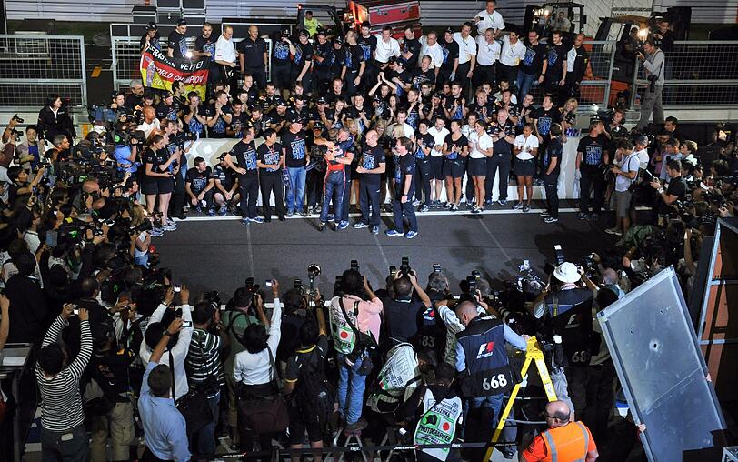 Die ganz große Vettel-Party: So lässt es der alte neue Weltmeister in Suzuka krachen. Die Bilder