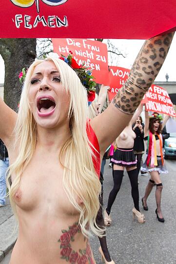 Nacktprotest: Mit blanker Brust zieht die Frauen-Aktionsgruppe FEMEN wieder in den Kampf gegen Prostitution - und setzt dabei die Waffen der Frauen ein. Die Bilder aus Zürich