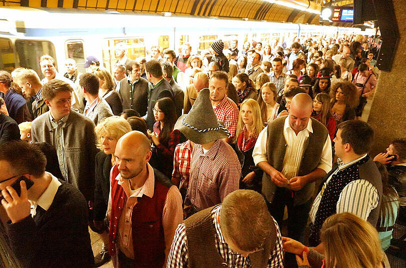 Alles drängt auf die Wiesn und in die Zelte. Die Bilder vom großen Ansturm aufs Oktoberfest am Freitag.