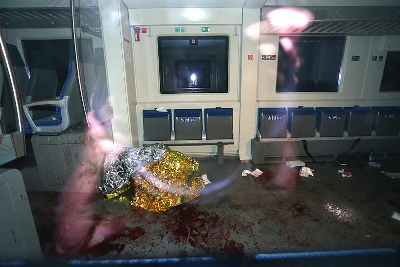Ein 17-jähriger Afghane hat am Montagabend 21 Menschen in einem Regionalzug angegriffen. Die Bilder vom Tatort.