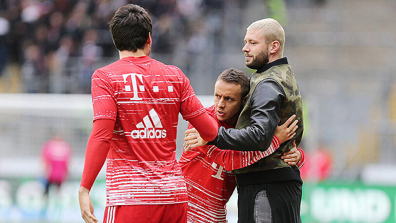Mats Hummels und Rafinha nahmen Anteil am Schicksal von Frankfurts Marco Russ Mats Hummels und Rafinha nahmen Anteil am Schicksal von Frankfurts Marco Russ
