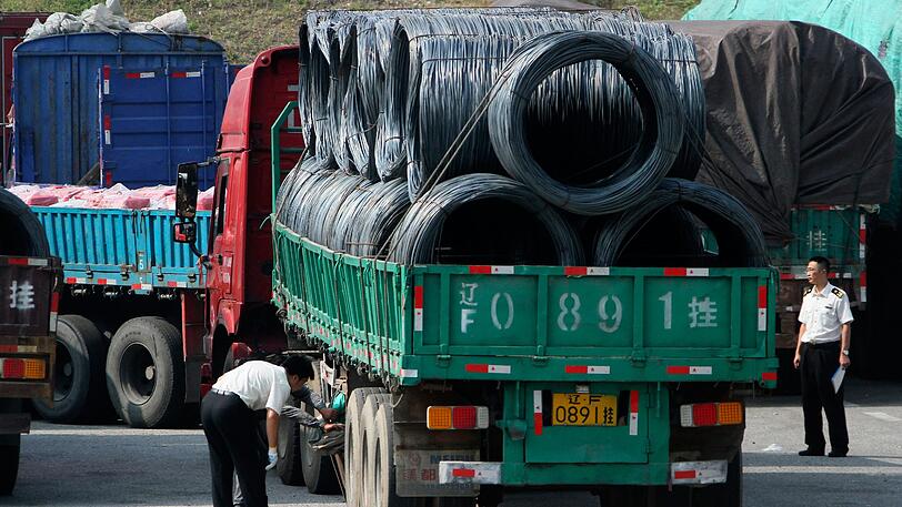Chinesische Zöllner kontrollieren an der Grenze Lastwagen, die aus Nordkorea kommen oder dorthin fahren.