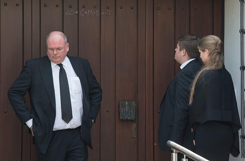 21.06.2017: Vor verschlossenen Türen steht Walter Kohl (l), Sohn des verstorbenen Altkanzlers Helmut Kohl vor dem Wohnhaus Kohls in Oggersheim gemeinsam mit zwei Enkelkindern des Altkanzlers. Kohl verharrt eine halbe Stunden vor der geschlossenen Tür, ohne dass ihm geöffnet wird.