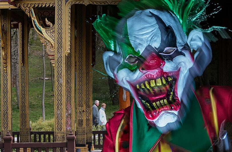 Auf Höhe des japanischen Pavillons im Westpark sei er von einem Horror-Clown mit einer Machete attackiert worden, behauptete ein 20-Jähriger.