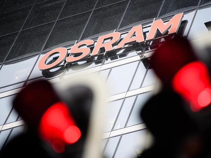 Zwei Ampeln zeigen vor der Zentrale der Firma Osram rotes Licht an.