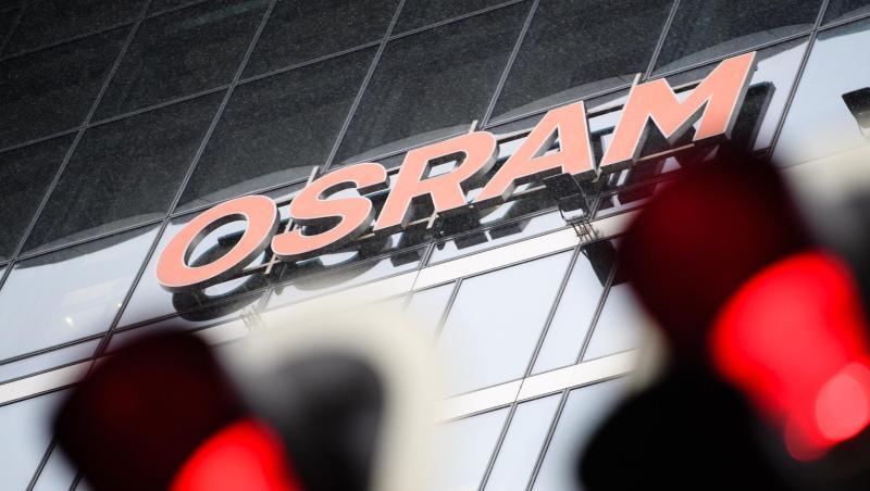 Zwei Ampeln zeigen vor der Zentrale der Firma Osram rotes Licht an. Zwei Ampeln zeigen vor der Zentrale der Firma Osram rotes Licht an.