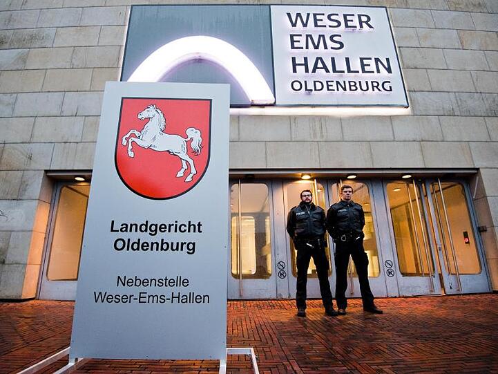 Der Prozess des Landgerichts Oldenburg findet wegen der zahlreichen Prozessbeteiligten in den Weser-Ems-Hallen statt. Am Strafmaß für Niels Högel wird der neue Prozess nichts ändern. In Deutschland kann ein Täter nur einmal lebenslang erhalten.
