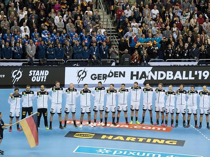 Die Spieler der deutschen Nationalmannschaft stehen während des Abspielens der Nationalhymne nebeneinander. Foto: Soeren Stache/Archiv