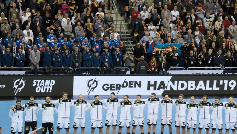 Die Spieler der deutschen Nationalmannschaft stehen während des Abspielens der Nationalhymne nebeneinander. Foto: Soeren Stache/Archiv