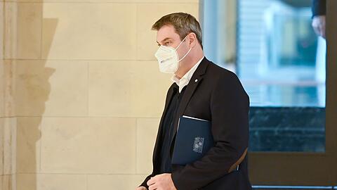 Ministerpräsident Markus Söder kommt gestern mit Mund-Nasen-Schutz zur Kabinettssitzung in der Staatskanzlei.