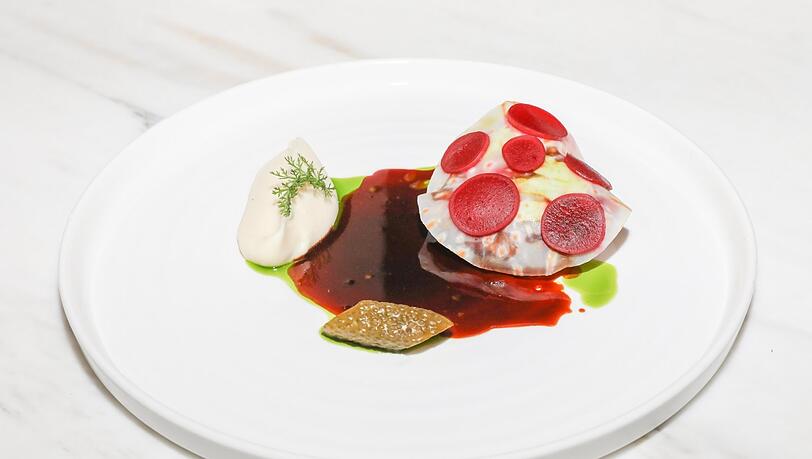 Der Hauptgang: Kalbsbäckchen mit Sellerie, Radieschen und Salsa Verde