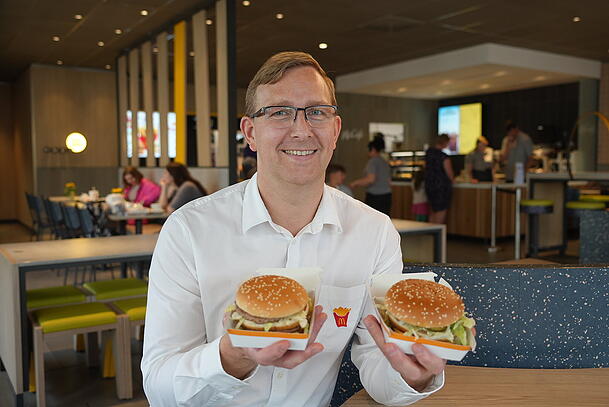 McDonald's-Restaurantmanager Carsten Herrmann zeigt die Burger mit alter (li.) und neuer (re.) Rezeptur. McDonald's-Restaurantmanager Carsten Herrmann zeigt die Burger mit alter (li.) und neuer (re.) Rezeptur.