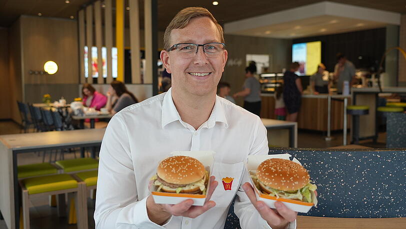 McDonald's-Restaurantmanager Carsten Herrmann zeigt die Burger mit alter (li.) und neuer (re.) Rezeptur. McDonald's-Restaurantmanager Carsten Herrmann zeigt die Burger mit alter (li.) und neuer (re.) Rezeptur.