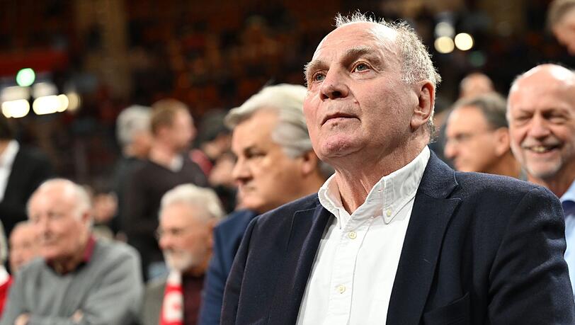 Bayerns Ehrenpräsident Uli Hoeneß verfolgt die Jahreshauptversammlung.