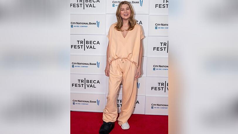 Ellen Pompeo lief am Samstag mit einer Fußschiene über den roten Teppich in New York.