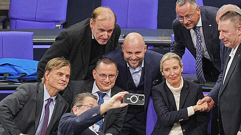 Erste Risse in der Brandmauer: Die AfD-Fraktion feiert, als Ende Januar ein Entschließungsantrag der Union zur Begrenzung der Migration mithilfe ihrer Stimmen vom Bundestag angenommen wird. Friedrich Merz’ Zustrombegrenzungsgesetz scheitert wenig später trotz der Unterstützung der Rechtspopulisten.