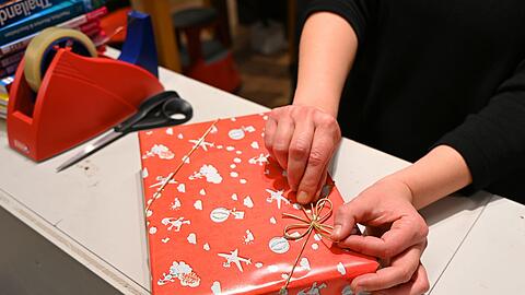 Geschenke ja - aber viele Menschen haben dafür weniger Geld zur Verfügung. (Symbolbild)