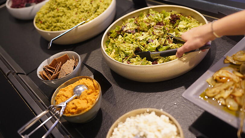 Die Bowls im Salarte bestehen aus drei Komponenten. Jede ist mit einem anderen Dressing angemacht. Die Bowls im Salarte bestehen aus drei Komponenten. Jede ist mit einem anderen Dressing angemacht.