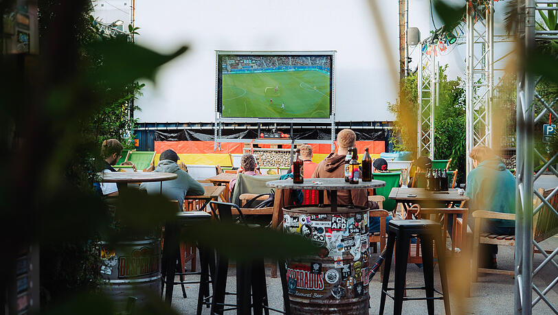 Beim Backstage gibt es rund um die Uhr Public Viewing. F&uuml;r das &Ouml;sterreich-Jordanien-Spiel sind einige M&uuml;nchner schon vor 6 Uhr aufgestanden.