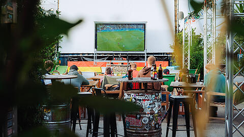 Beim Backstage gibt es rund um die Uhr Public Viewing. F&uuml;r das &Ouml;sterreich-Jordanien-Spiel sind einige M&uuml;nchner schon vor 6 Uhr aufgestanden.