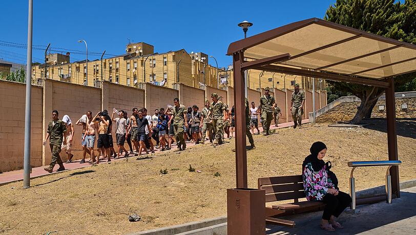 Der größte Teil der schätzungsweise 50.000 bis 60.000 Migranten ist nach Angaben der spanischen Regierung nach Marokko zurückgekehrt. Der größte Teil der schätzungsweise 50.000 bis 60.000 Migranten ist nach Angaben der spanischen Regierung nach Marokko zurückgekehrt.