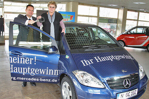 Niederlassungleiter Matthias Matthies übergibt den Schlüssel des A-Klasse-Mercedes an Gewinnerin Christa Schwarz.