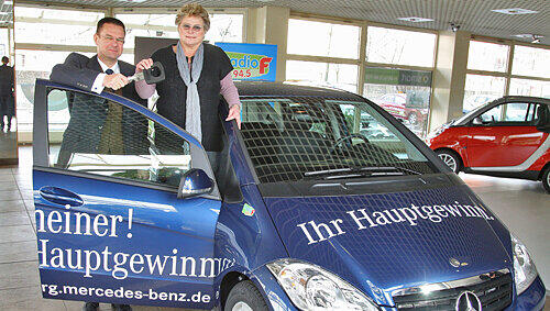 Niederlassungleiter Matthias Matthies übergibt den Schlüssel des A-Klasse-Mercedes an Gewinnerin Christa Schwarz. Niederlassungleiter Matthias Matthies übergibt den Schlüssel des A-Klasse-Mercedes an Gewinnerin Christa Schwarz.